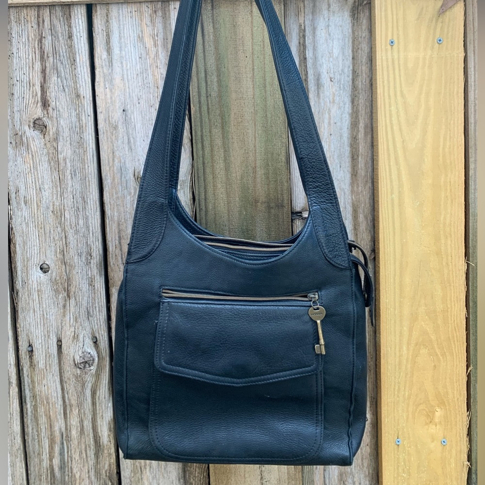 Fossil large shoulder Black leather bag.  Strap drop, purse key charm 1954